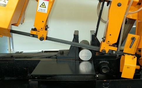 建始数控带锯床自动送料精度会出现偏差吗？