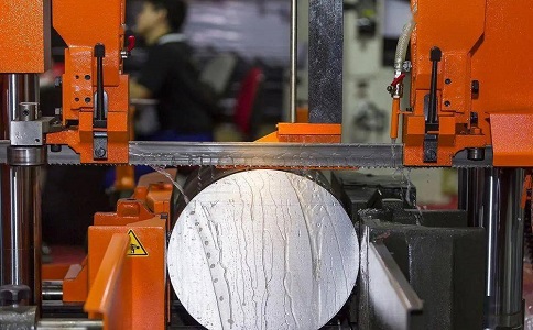 建始立式金属带锯床切削出现跑带故障解决方法！